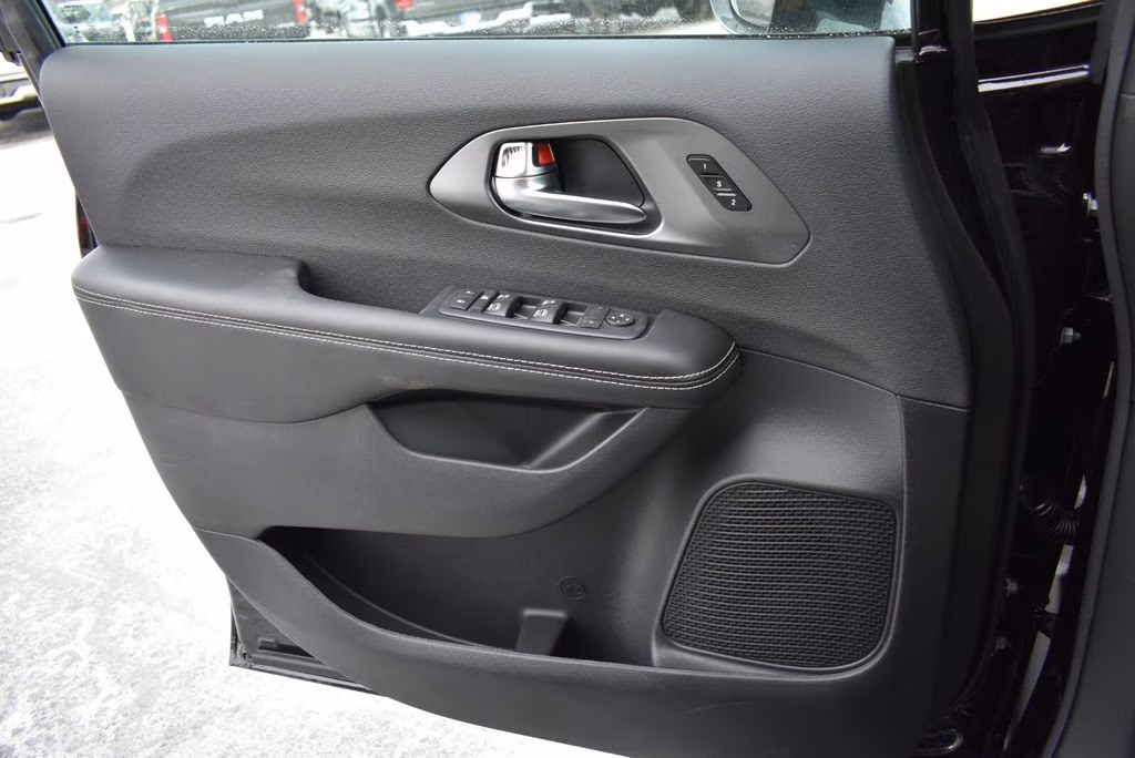 2026 Diamond Black Crystal Pearlcoat Chrysler Pacifica Select AWD Van