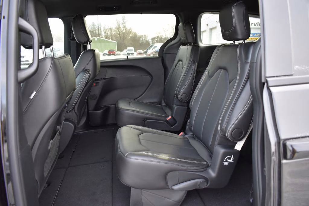 2026 Diamond Black Crystal Pearlcoat Chrysler Pacifica Select AWD Van