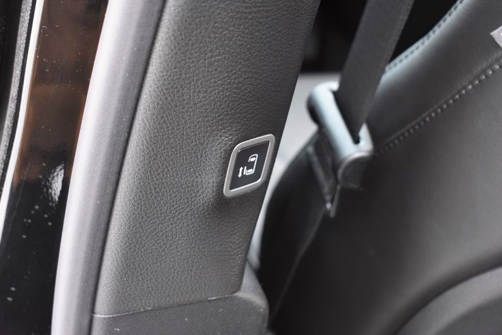 2026 Diamond Black Crystal Pearlcoat Chrysler Pacifica Select AWD Van