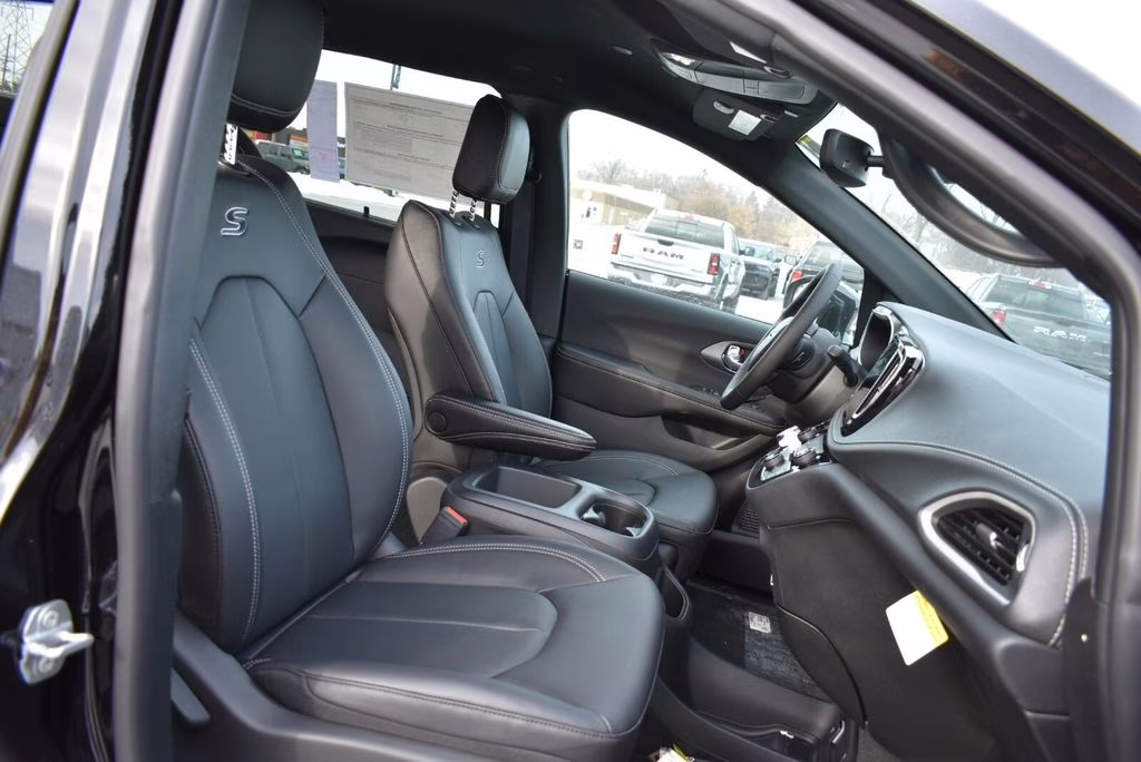 2026 Diamond Black Crystal Pearlcoat Chrysler Pacifica Select AWD Van