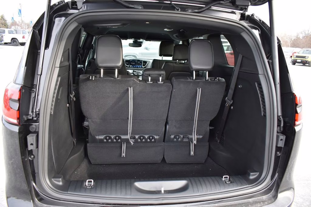 2026 Diamond Black Crystal Pearlcoat Chrysler Pacifica Select AWD Van