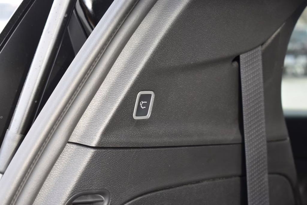 2026 Diamond Black Crystal Pearlcoat Chrysler Pacifica Select AWD Van