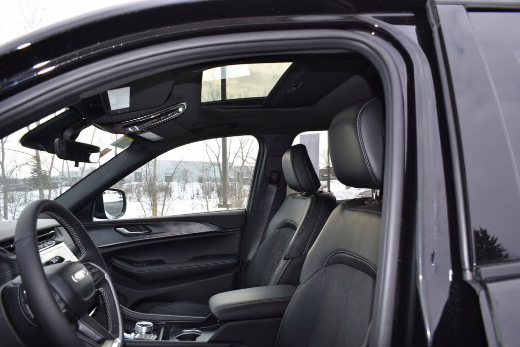 2025 Diamond Black Crystal Pearlcoat Jeep Grand Cherokee Altitude X 4X4 SUV