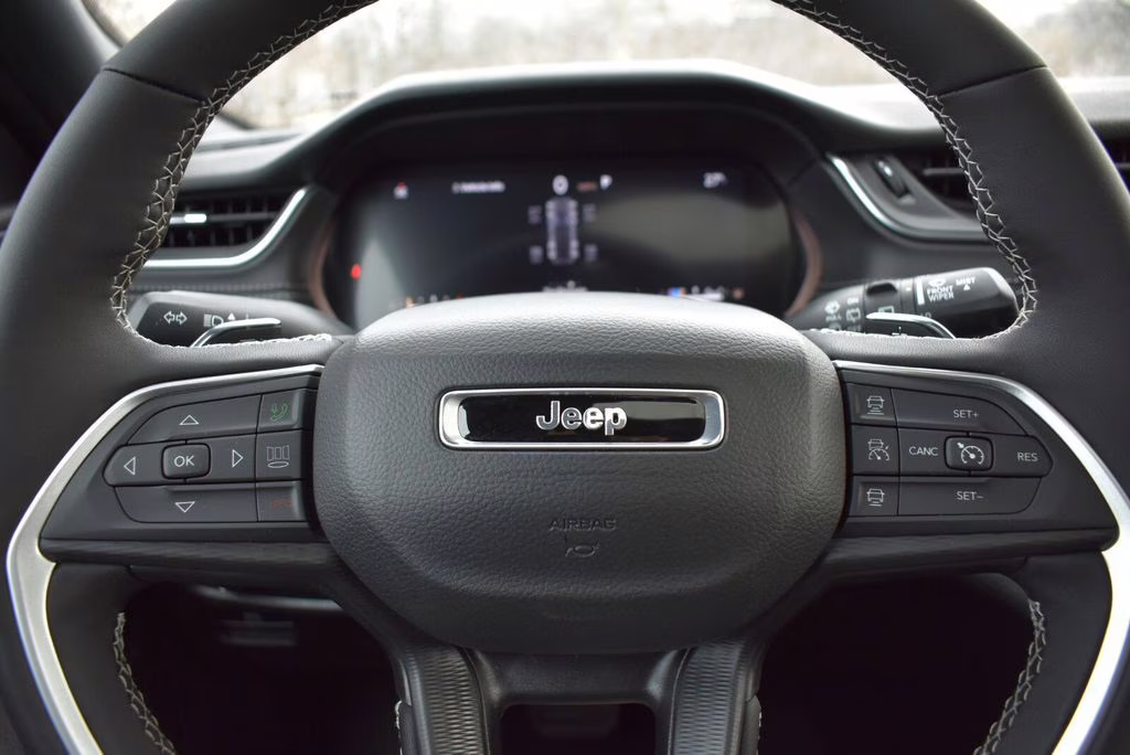 2025 Diamond Black Crystal Pearlcoat Jeep Grand Cherokee Altitude X 4X4 SUV