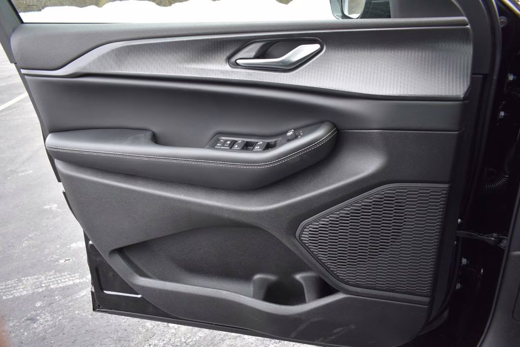 2025 Diamond Black Crystal Pearlcoat Jeep Grand Cherokee Altitude X 4X4 SUV