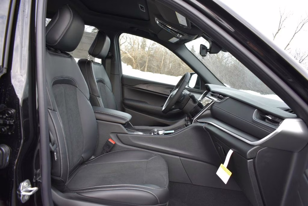 2025 Diamond Black Crystal Pearlcoat Jeep Grand Cherokee Altitude X 4X4 SUV