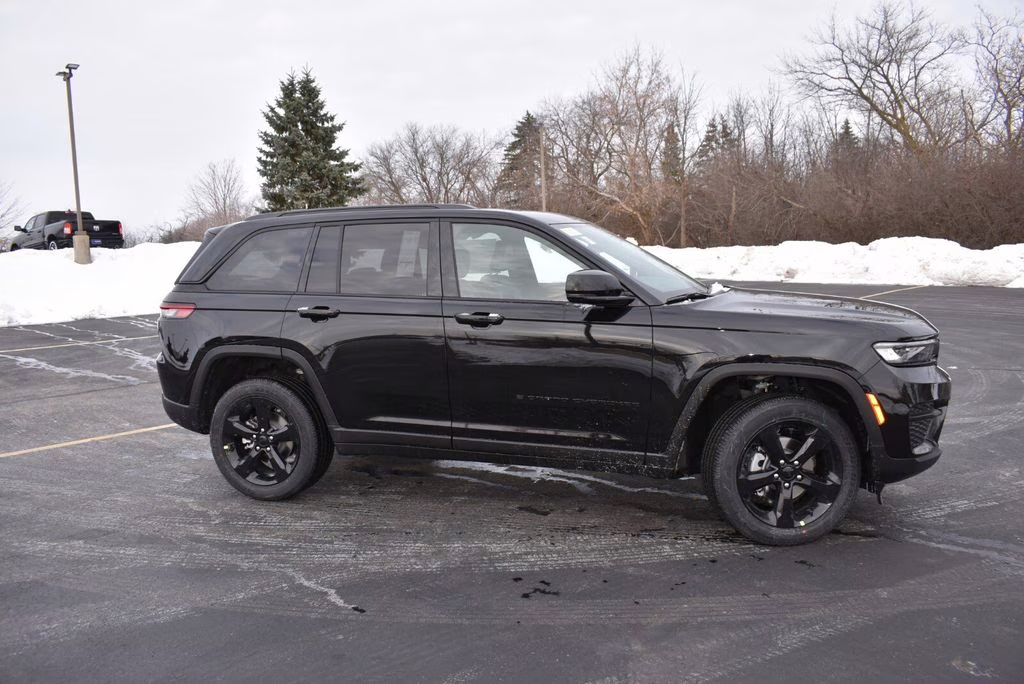 2025 Diamond Black Crystal Pearlcoat Jeep Grand Cherokee Altitude X 4X4 SUV