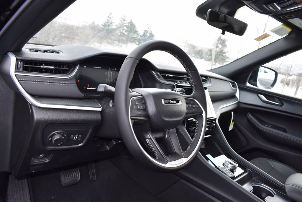 2025 Diamond Black Crystal Pearlcoat Jeep Grand Cherokee Altitude X 4X4 SUV