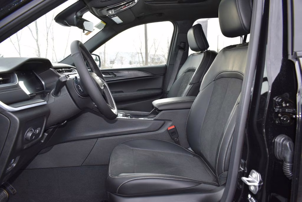 2025 Diamond Black Crystal Pearlcoat Jeep Grand Cherokee Altitude X 4X4 SUV