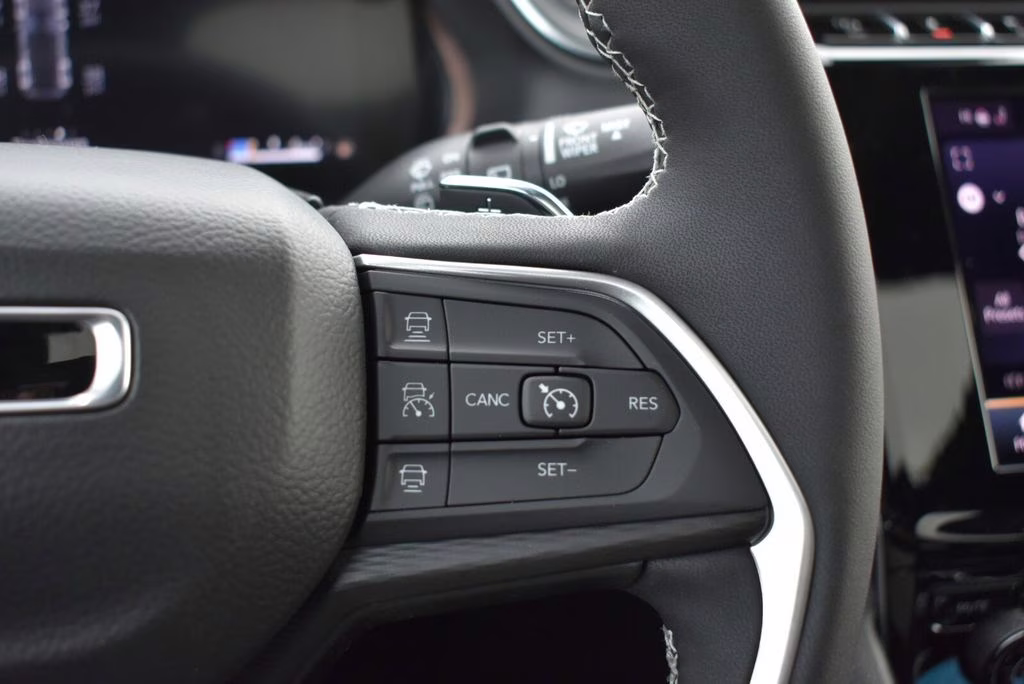 2025 Diamond Black Crystal Pearlcoat Jeep Grand Cherokee Altitude X 4X4 SUV