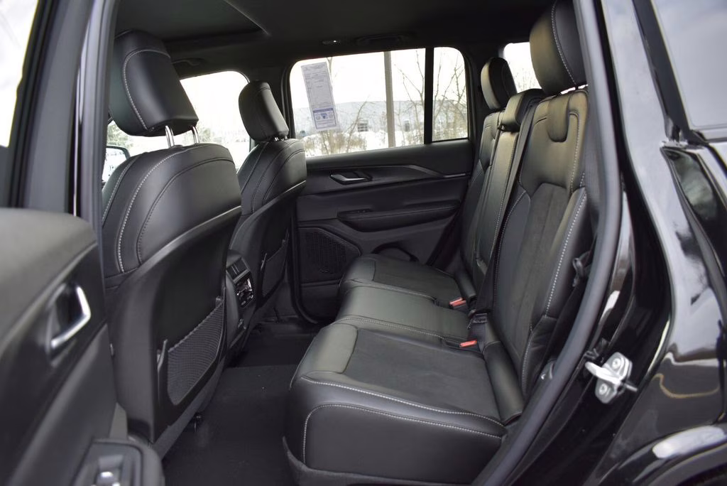 2025 Diamond Black Crystal Pearlcoat Jeep Grand Cherokee Altitude X 4X4 SUV