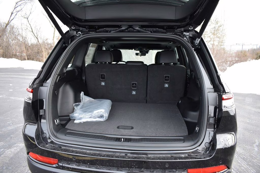 2025 Diamond Black Crystal Pearlcoat Jeep Grand Cherokee Altitude X 4X4 SUV