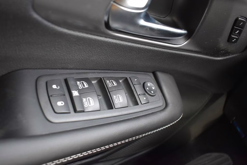 2026 Diamond Black Crystal Pearlcoat Chrysler Pacifica Select AWD Van