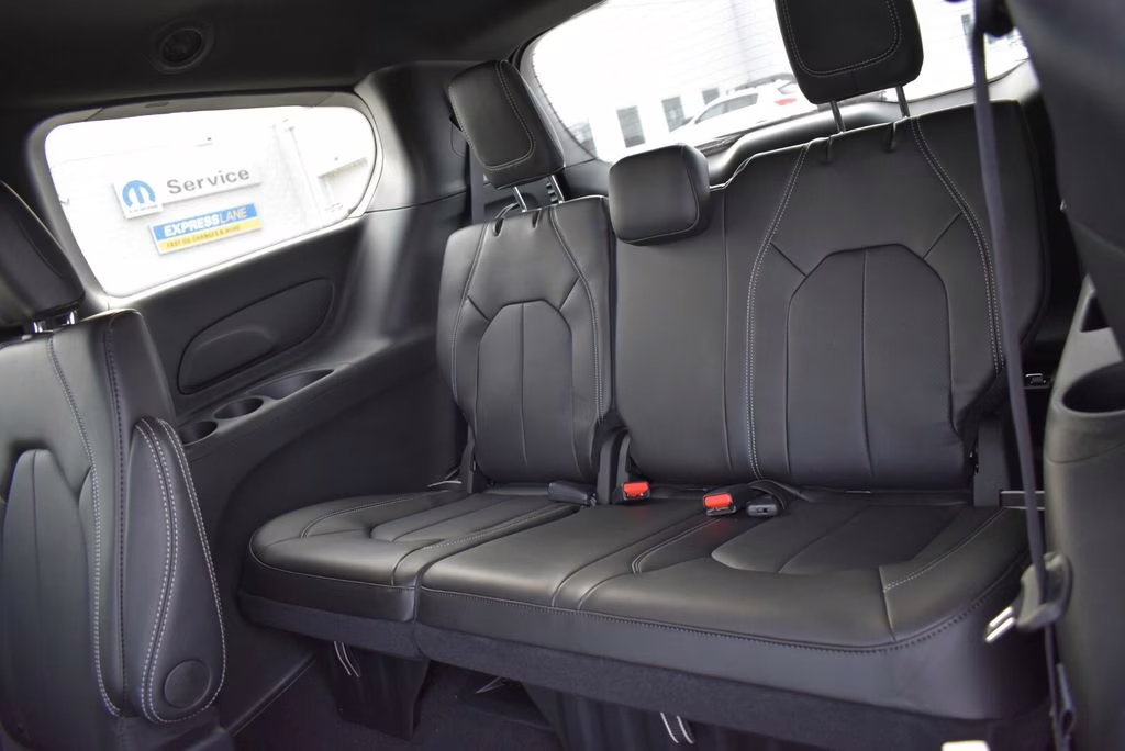 2026 Diamond Black Crystal Pearlcoat Chrysler Pacifica Select AWD Van