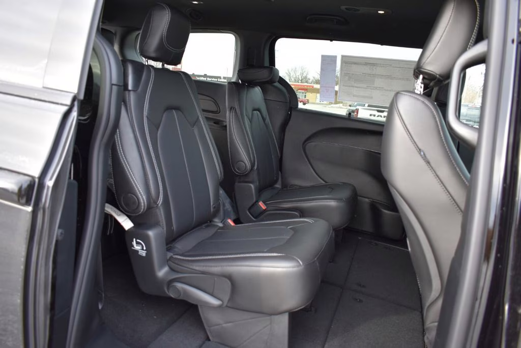 2026 Diamond Black Crystal Pearlcoat Chrysler Pacifica Select AWD Van