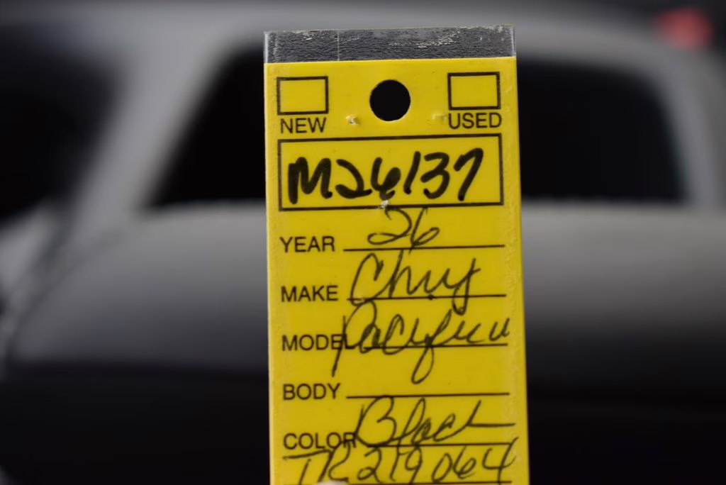 2026 Diamond Black Crystal Pearlcoat Chrysler Pacifica Select AWD Van