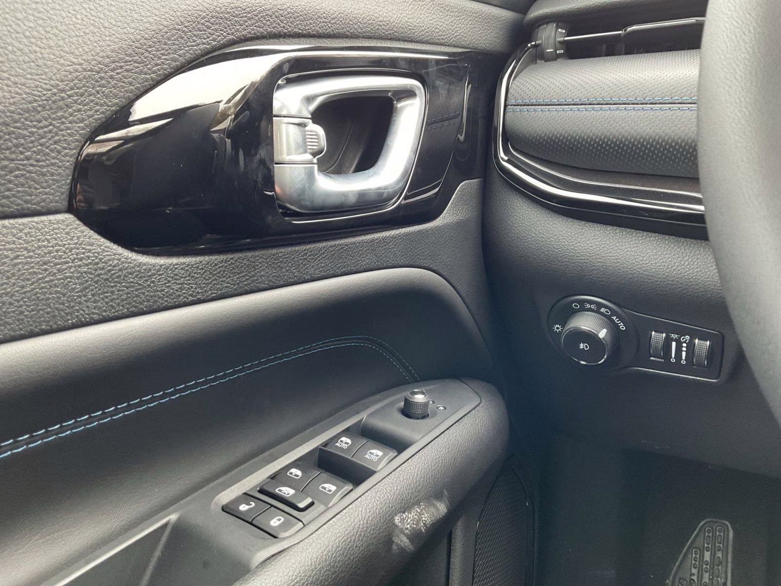 2026 Diamond Black Crystal Pearlcoat Jeep Compass Limited 4X4 SUV