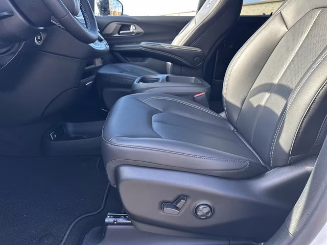 2026 Bright White Clearcoat Chrysler Pacifica Select FWD Van