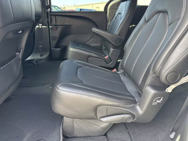 2026 Bright White Clearcoat Chrysler Pacifica Select FWD Van