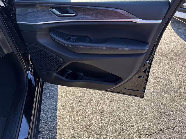 2025 Diamond Black Crystal Pearlcoat Jeep Grand Cherokee L Limited 4X4 SUV