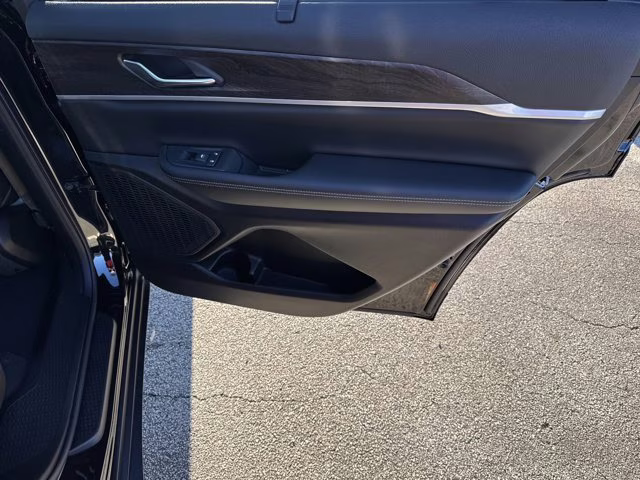 2025 Diamond Black Crystal Pearlcoat Jeep Grand Cherokee L Limited 4X4 SUV