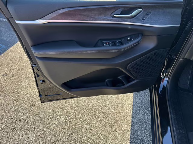 2025 Diamond Black Crystal Pearlcoat Jeep Grand Cherokee L Limited 4X4 SUV