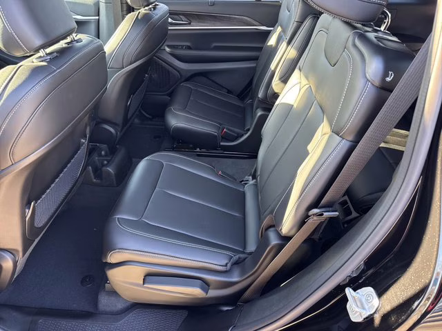 2025 Diamond Black Crystal Pearlcoat Jeep Grand Cherokee L Limited 4X4 SUV