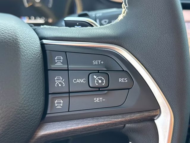 2025 Diamond Black Crystal Pearlcoat Jeep Grand Cherokee L Limited 4X4 SUV