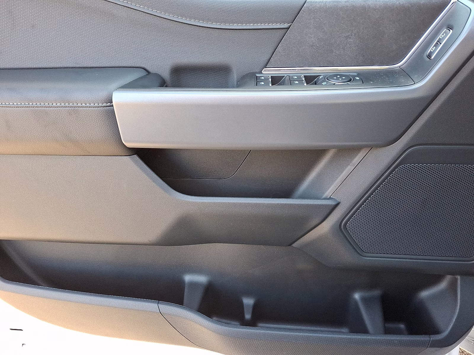 2025 Oxford White - YZ Ford F-150 XLT 4X4