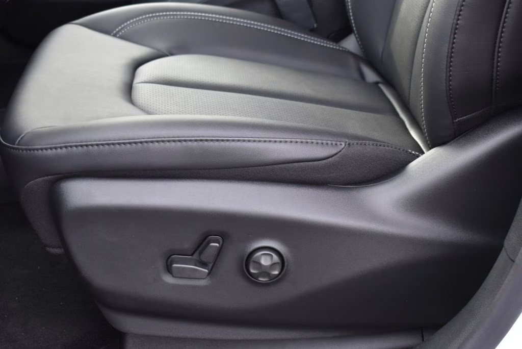 2026 Bright White Clearcoat Chrysler Voyager LX FWD Van