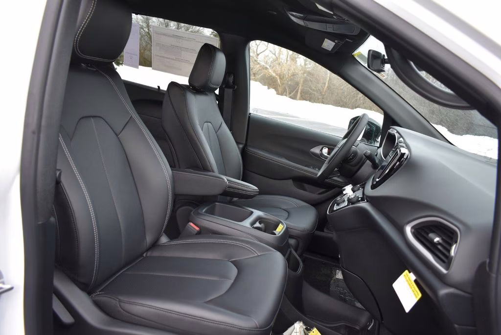 2026 Bright White Clearcoat Chrysler Voyager LX FWD Van