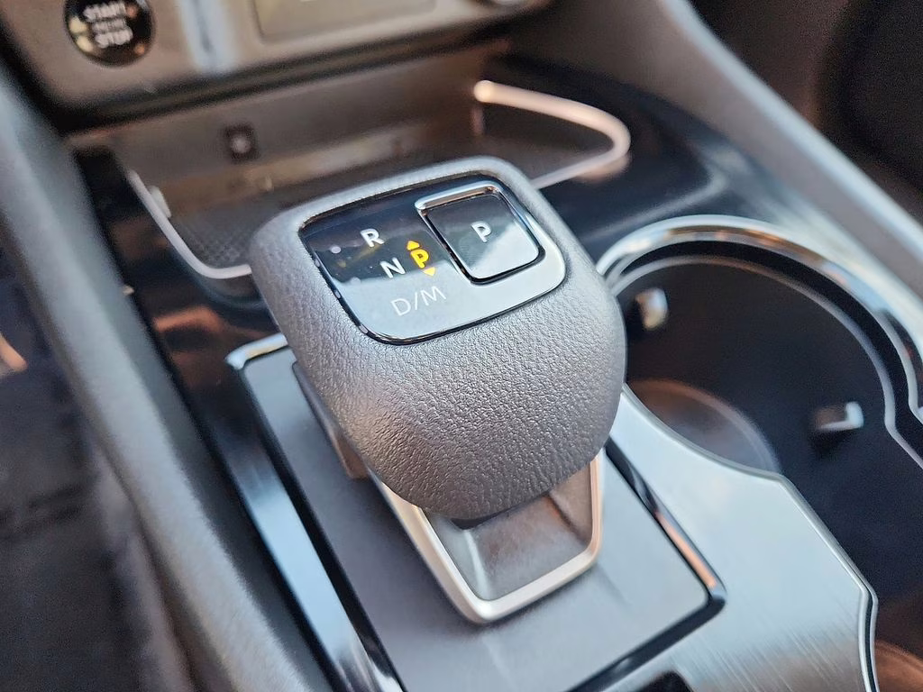 2025 Everest White Pearl/Super Black Nissan Rogue SL AWD SUV