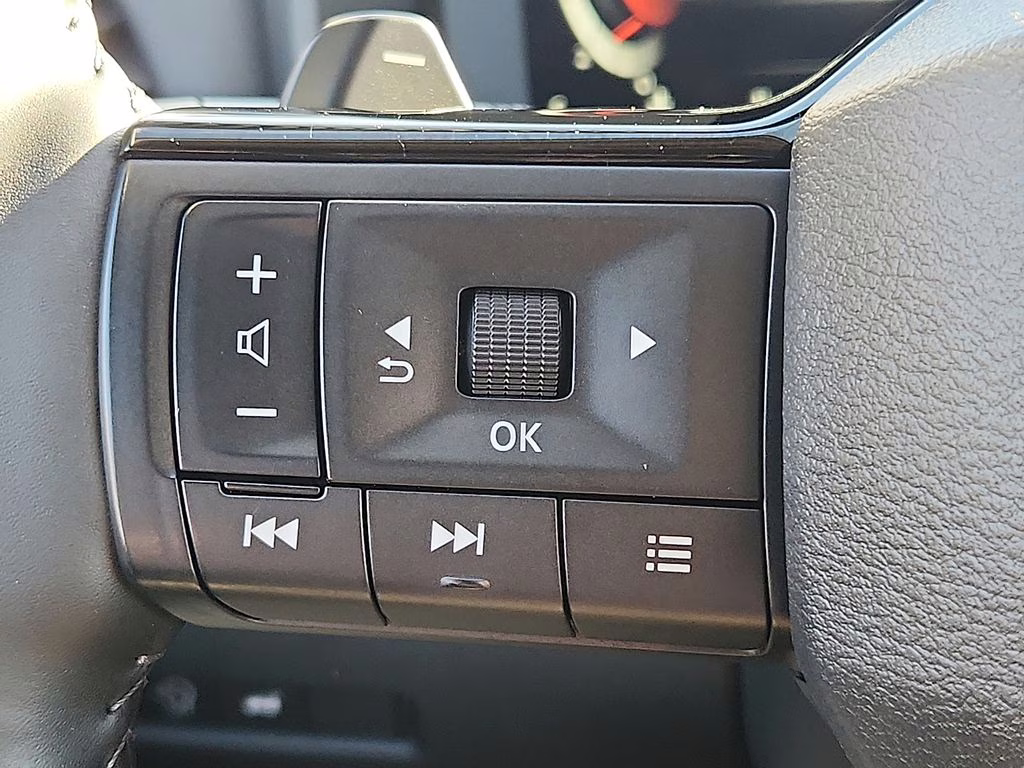 2025 Everest White Pearl/Super Black Nissan Rogue SL AWD SUV