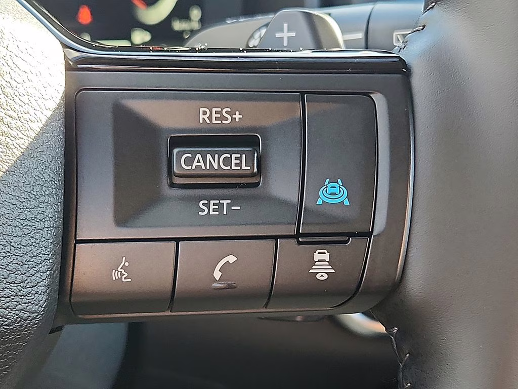 2025 Everest White Pearl/Super Black Nissan Rogue SL AWD SUV