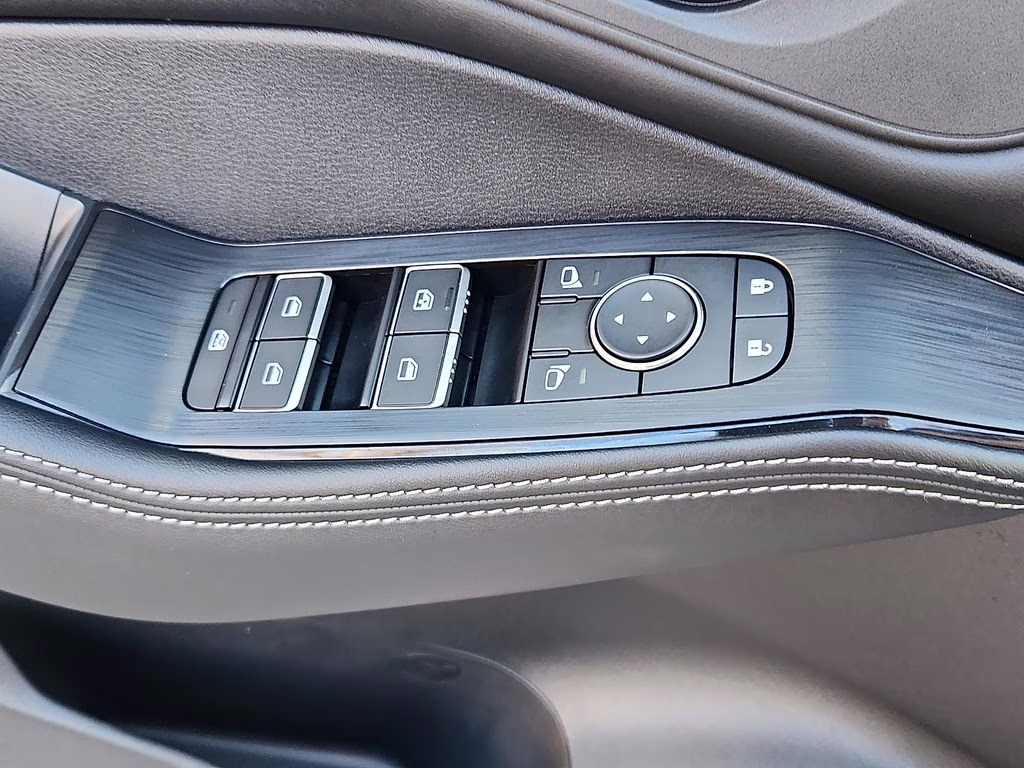 2025 Everest White Pearl/Super Black Nissan Rogue SL AWD SUV