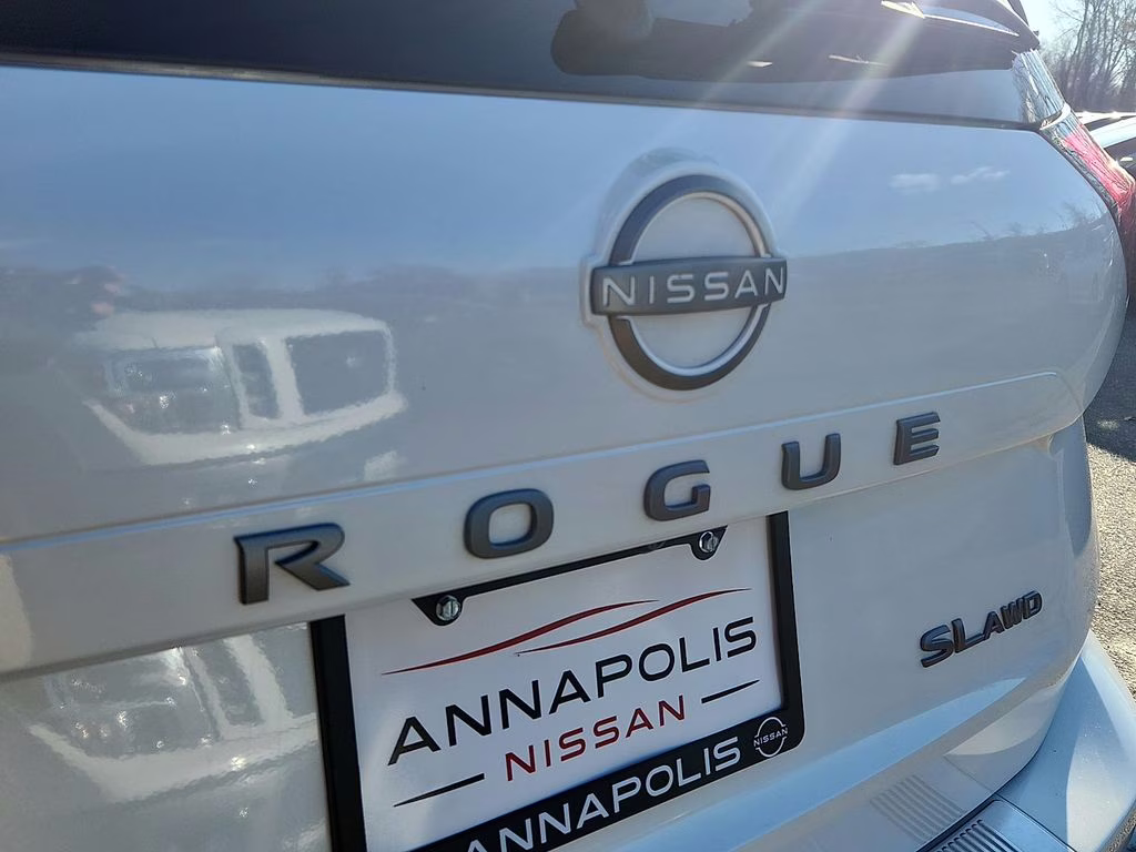 2025 Everest White Pearl/Super Black Nissan Rogue SL AWD SUV
