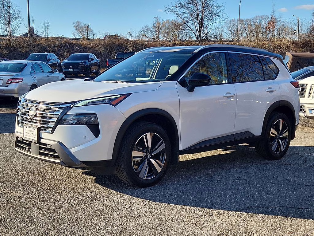 2025 Everest White Pearl/Super Black Nissan Rogue SL AWD SUV