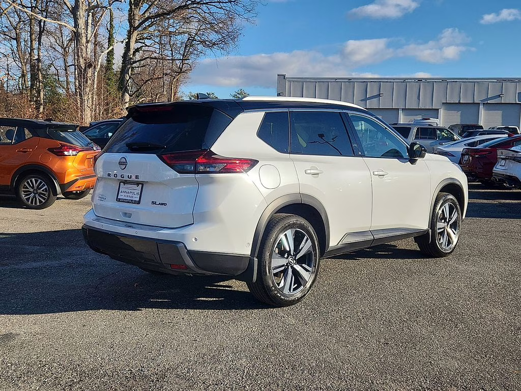 2025 Everest White Pearl/Super Black Nissan Rogue SL AWD SUV