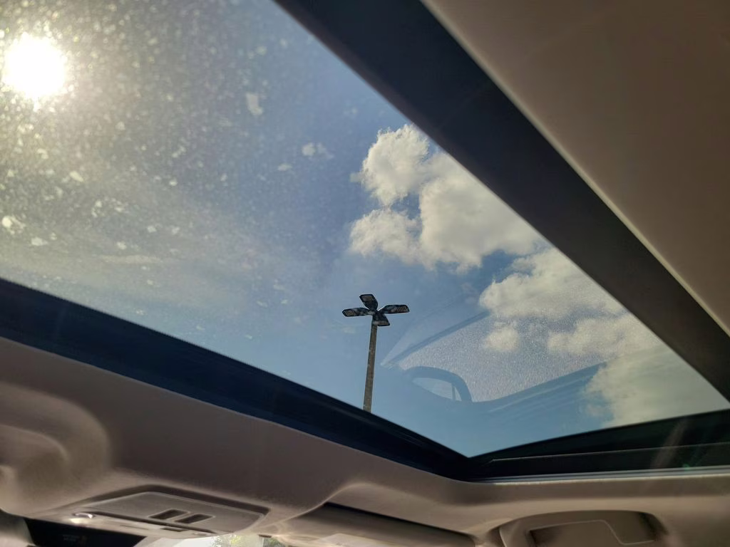 2026 White / Black Nissan Kicks SR FWD SUV