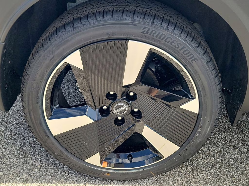 2026 White / Black Nissan Kicks SR FWD SUV