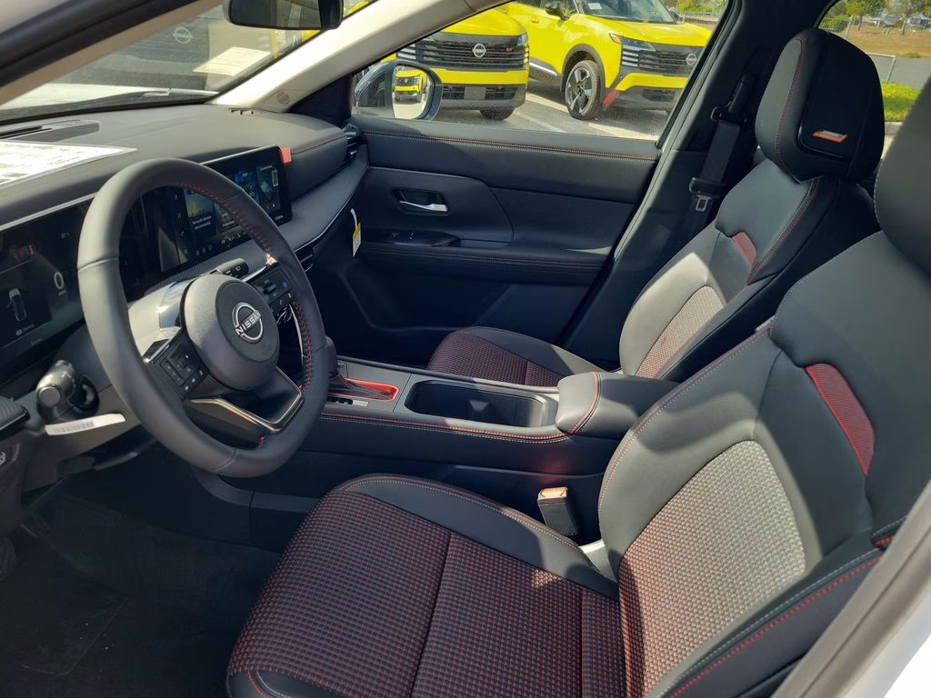 2026 White / Black Nissan Kicks SR FWD SUV