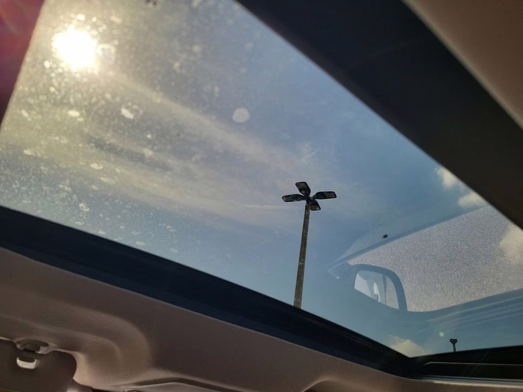 2026 White / Black Nissan Kicks SR FWD SUV