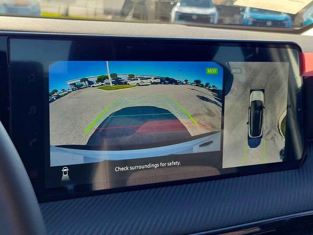 2026 White / Black Nissan Kicks SR FWD SUV