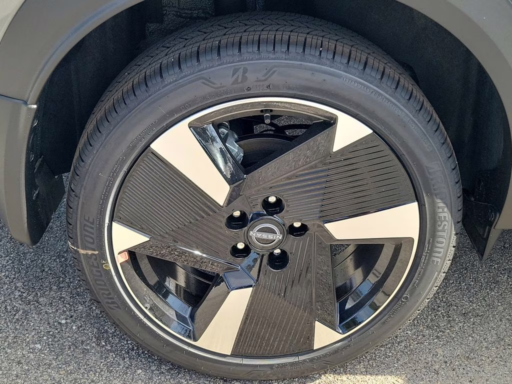2026 Gun Metallic/Scarlet Ember Tintcoat Nissan Kicks SR FWD SUV