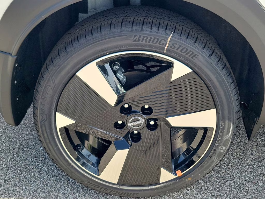 2026 Aspen White/Super Black Nissan Kicks SR FWD SUV
