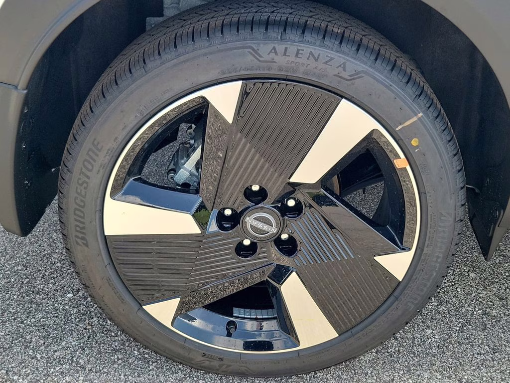 2026 Aspen White/Super Black Nissan Kicks SR FWD SUV