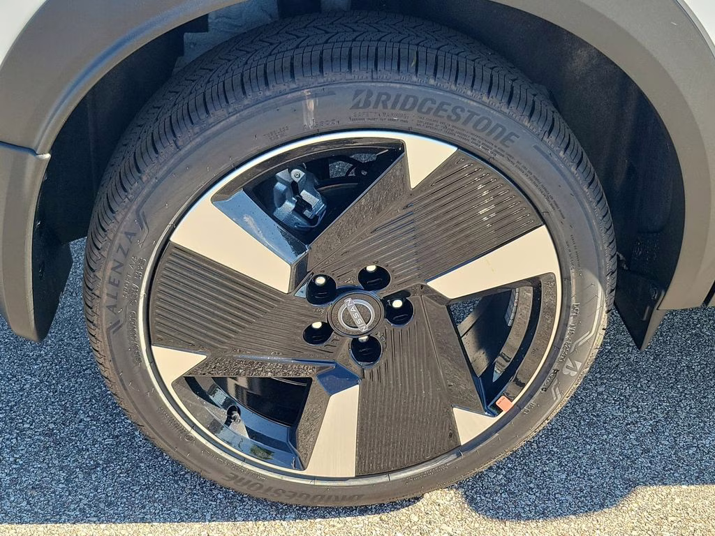 2026 Aspen White/Super Black Nissan Kicks SR FWD SUV