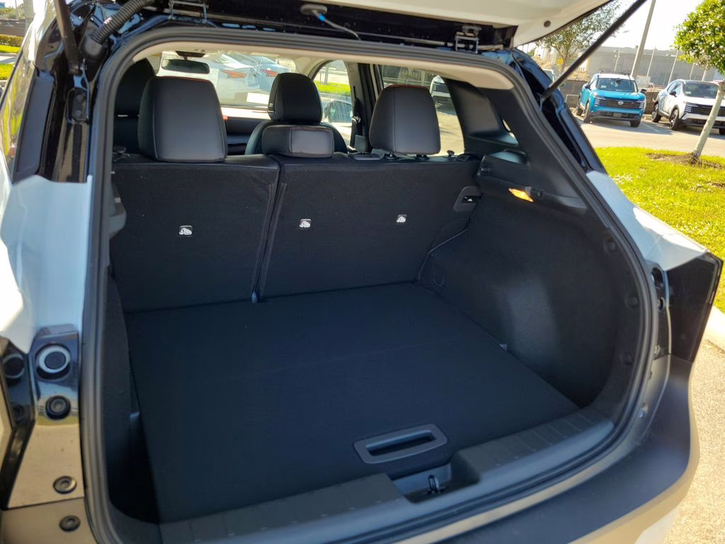 2026 Aspen White/Super Black Nissan Kicks SR FWD SUV