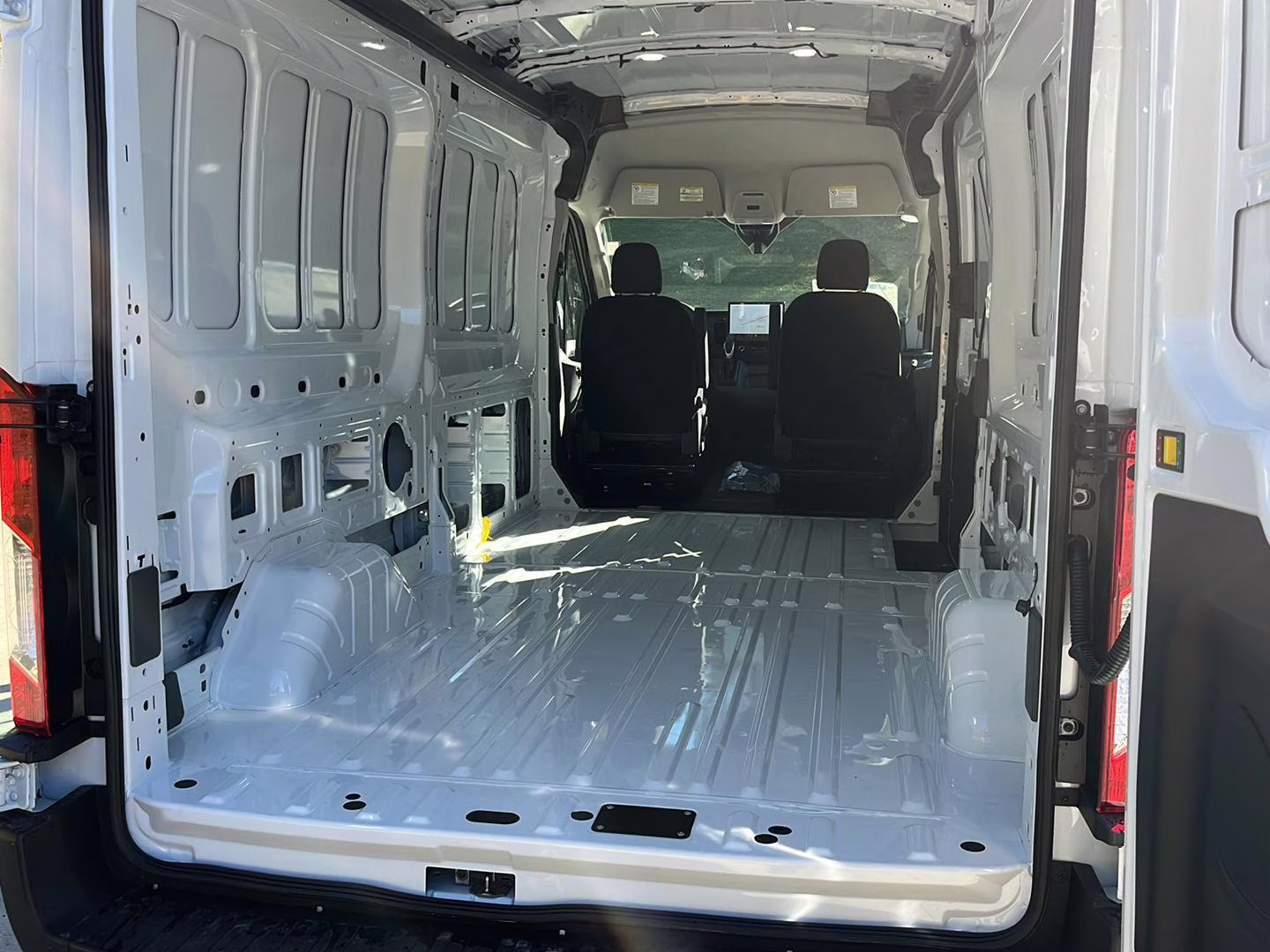 2026 Oxford White Ford Transit Cargo Van MED. ROOF, RWD RWD Van