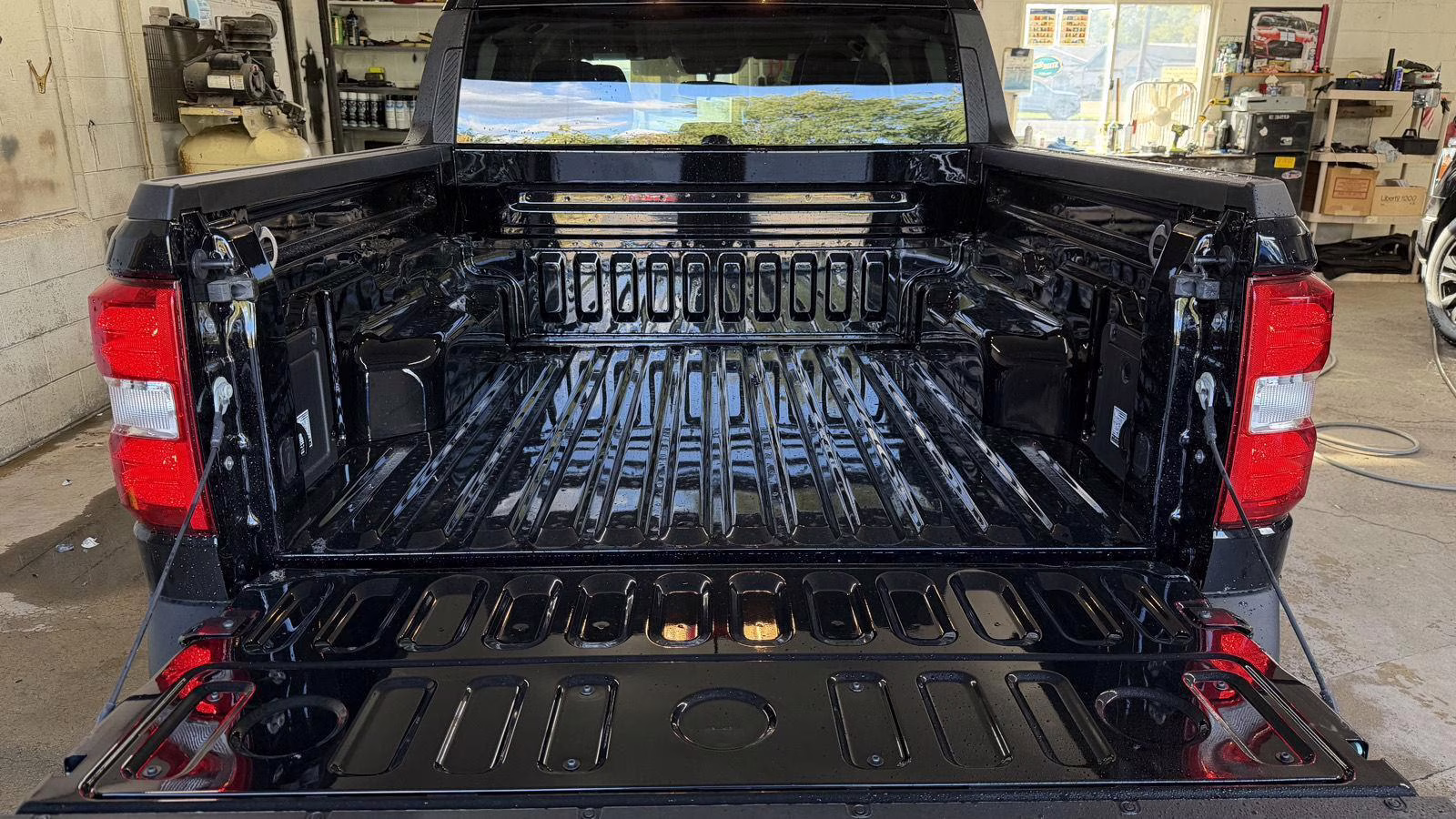 2025 Shadow Black Ford Maverick XLT FWD Truck